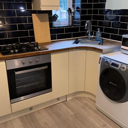One Bedroom Apartment In Walsall Sleeps 4 Free Wifi By Villazu Bloxwich Exteriör bild