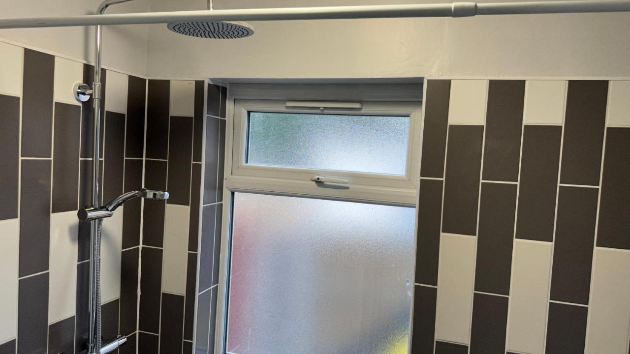 One Bedroom Apartment In Walsall Sleeps 4 Free Wifi By Villazu Bloxwich Exteriör bild