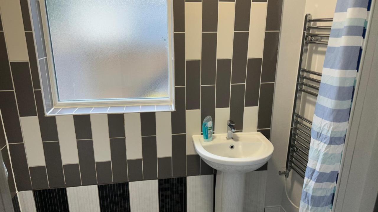 One Bedroom Apartment In Walsall Sleeps 4 Free Wifi By Villazu Bloxwich Exteriör bild