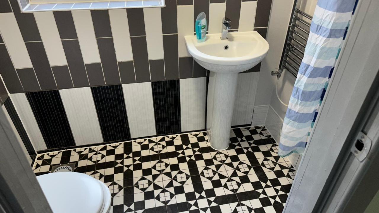 One Bedroom Apartment In Walsall Sleeps 4 Free Wifi By Villazu Bloxwich Exteriör bild