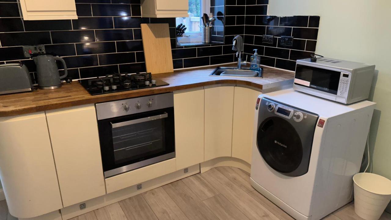 One Bedroom Apartment In Walsall Sleeps 4 Free Wifi By Villazu Bloxwich Exteriör bild
