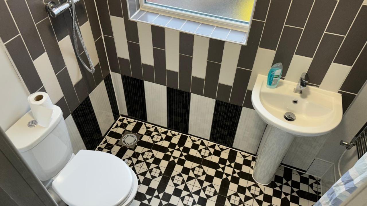 One Bedroom Apartment In Walsall Sleeps 4 Free Wifi By Villazu Bloxwich Exteriör bild
