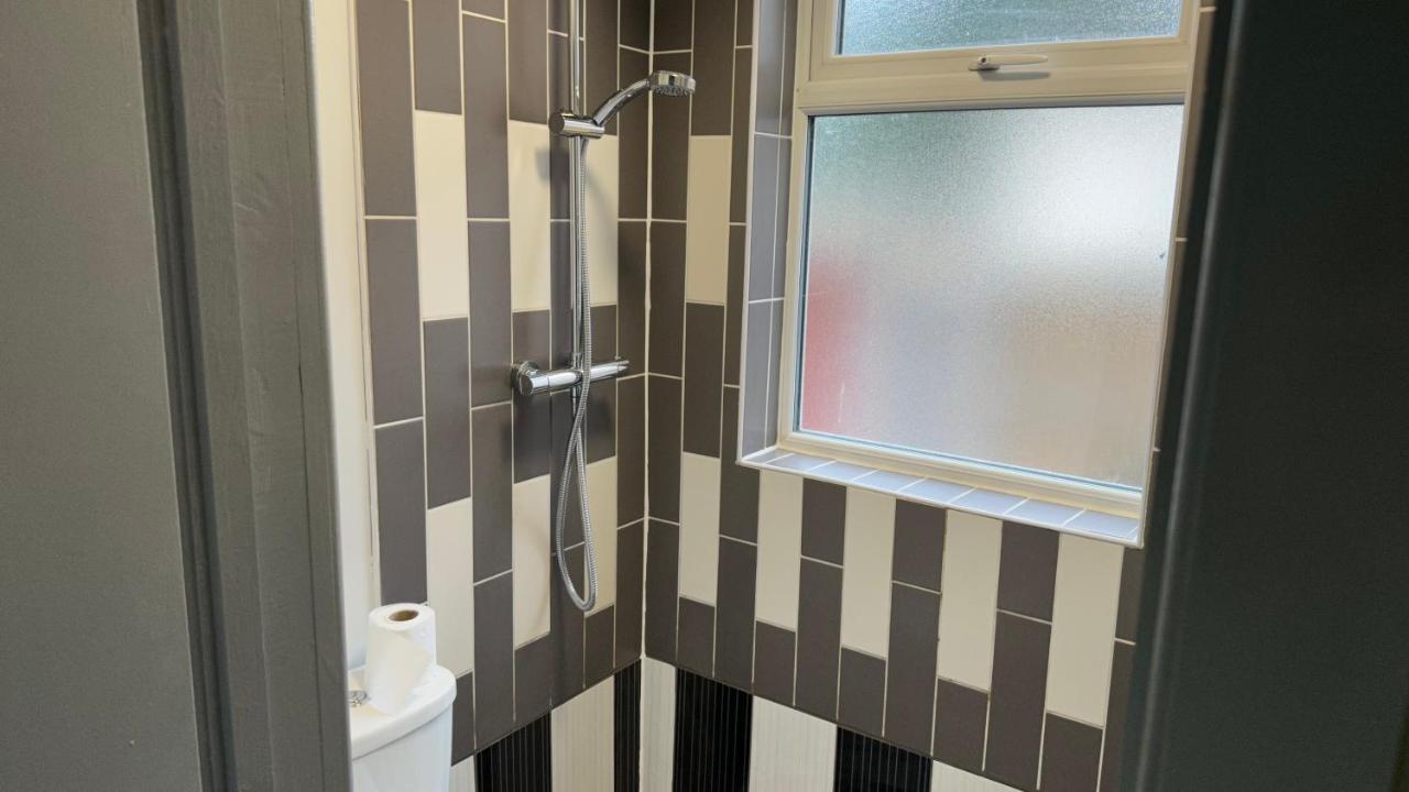 One Bedroom Apartment In Walsall Sleeps 4 Free Wifi By Villazu Bloxwich Exteriör bild