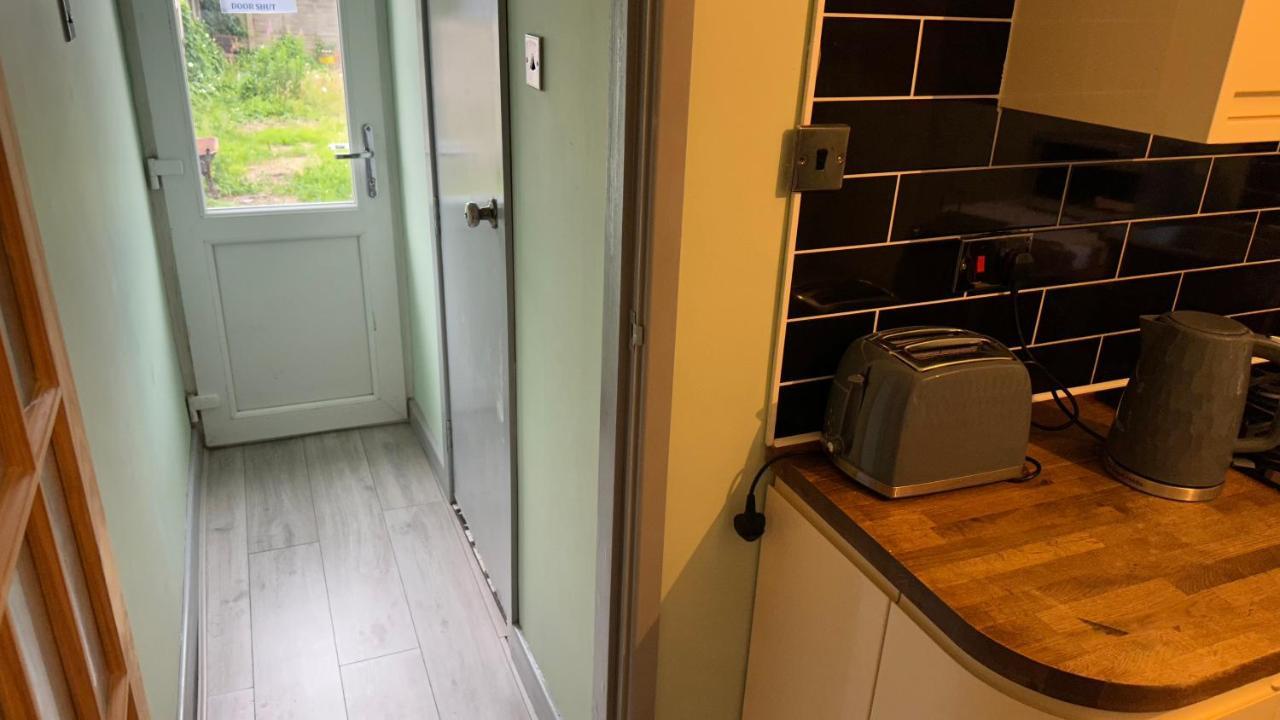 One Bedroom Apartment In Walsall Sleeps 4 Free Wifi By Villazu Bloxwich Exteriör bild